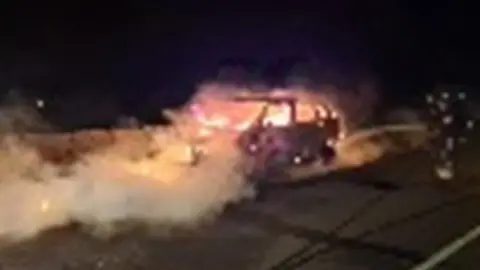 Bombero del Consorcio de Seguridad y Emergencias sofocando el  incendio del veh&iacute;culo.