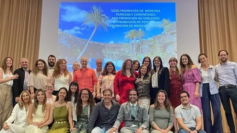 Foto de familia de la promoci&oacute;n de medicina familiar y comunitaria.