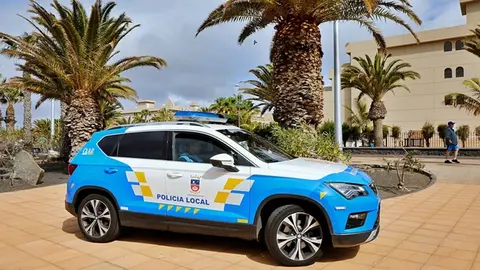 Veh&iacute;culo de la Polic&iacute;a Local de T&iacute;as.