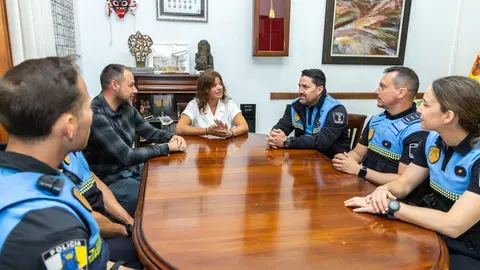 Olivia Duque y Gin&eacute;s Gonz&aacute;lez junto a los nuevos agentes.