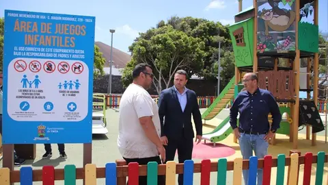&Oacute;scar Noda y Rub&eacute;n Arcas en uno de los parques infantiles del municipio.