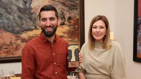 Astrid P&eacute;rez junto a