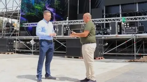 Javier Camacho en una imagen de archivo hablando con &Oacute;scar Noda cuando eran compa&ntilde;eros del Gobierno de Yaiza.