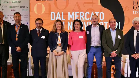 Astrid P&eacute;rez, en el centro de la imagen, durante su participaci&oacute;n en el evento.