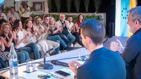 Fernando Clavijo y David Toledo presidiendo la mesa de la convocatoria del periodo de candidaturas