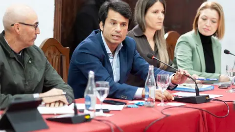 Marcos Bergaz junto a concejales socialista en pleno de Teguise y La Graciosa 