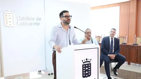 Jes&uacute;s Mach&iacute;n Tavio junto a &Aacute;ngel V&aacute;zquez y Oswaldo Betancort en la rueda de prensa del Plan Especial de La Geria.