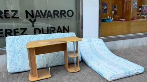 Enseres dejados en las calles de Arrecife.