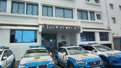 Veh&iacute;culos de la Polic&iacute;a Local junto a la sede del cuerpo en la capital de Lanzarote
