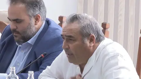 &Aacute;ngel V&aacute;zquez dirigi&eacute;ndose a Benjamin Perdomo en el Pleno del Cabildo.