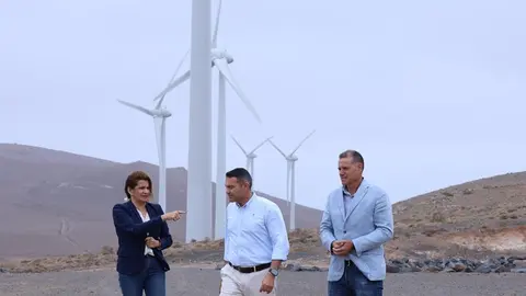 Oswaldo Betancort, Domingo Cejas y Mar&iacute;a Jes&uacute;s Tovar en el parque e&oacute;lico de San Bartolom&eacute;.