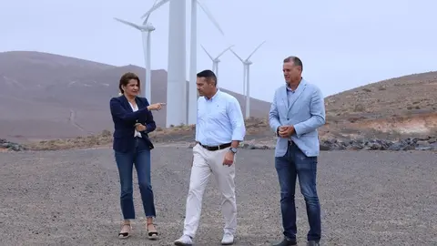 Mar&iacute;a Tovar, Oswaldo Betancort y Domingo Cejas en la zona de molinos.