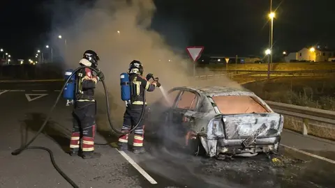 Momento en el que los bomberos terminan de apagar el incendio