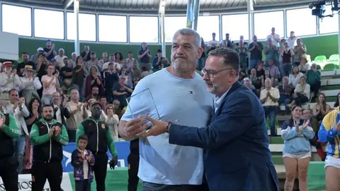 El consejero de Educaci&oacute;n y Deportes, Poli Su&aacute;rez, entregando un merecido reconocimiento al gran luchador Francis P&eacute;rez, Pollito de la Frontera