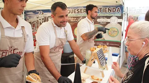 Omar Vi&ntilde;as en la feria del queso de Yaiza.