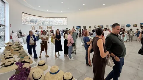Visitantes disfrutando de la muestra del Plan Cultural de Teguise.