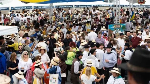 Miles de personas en el municipio de Tinajo disfrutando del d&iacute;a de Canarias.