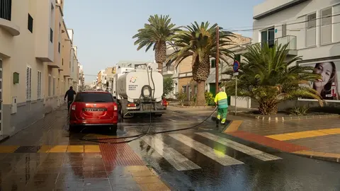Operarios realizando las labores de limpieza en Argana Alta.