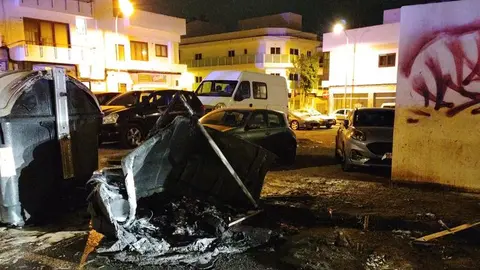 Estado en el que quedaron algunos de los contenedores incendiados en Arrecife.