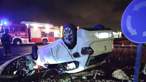 Vuelco en la entrada de Playa Honda.