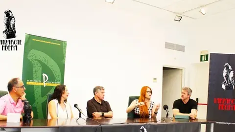 Mesa grupal de la segunda edici&oacute;n de Lanzarote Negra en el Archivo Municipal de Arrecife.