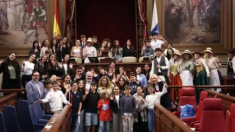 J&oacute;venes visitando el Parlamento de Canarias.