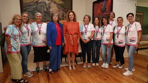 Astrid P&eacute;rez junto a las deportistas de &Aacute;mate Tenerife.