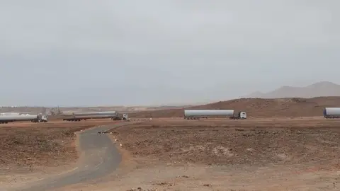Imagen de los camiones que han transportado este mi&eacute;rcoles la infraestructura hasta Tinajo