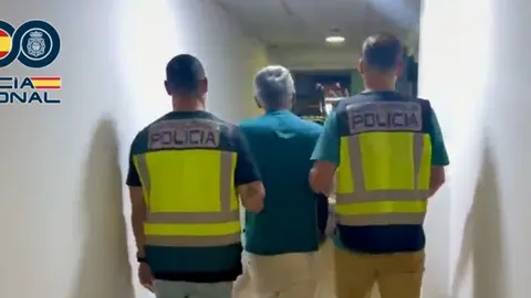 Polic&iacute;a Nacional realizando la detenci&oacute;n.