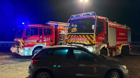 Camiones de los bomberos junto a la vivienda.