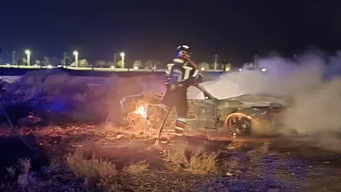 Imagen de los bomberos apagando el incendio del veh&iacute;culo