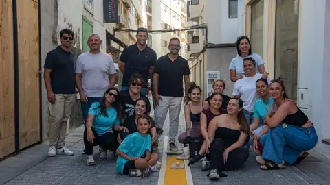 Concejales del Gobierno de Arrecife con los participantes en la creaci&oacute;n de las alfombras