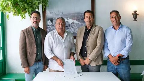 El consejero &Aacute;ngel V&aacute;zquez en la firma con representantes de los ayuntamientos gobernados por el PSOE en Lanzarote.