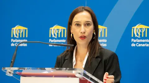 Nira Fierro en la sede del Parlamento de Canarias.