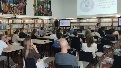 Eur&iacute;dice Caba&ntilde;es durante su exposici&oacute;n.