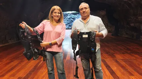La vicepresidenta, Mar&iacute;a Jes&uacute;s Tovar, junto al consejero de los CACT, &Aacute;ngel V&aacute;zquez.