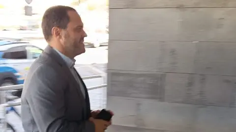 El alcalde de Arrecife entrando a declarar en los juzgados de la capital.