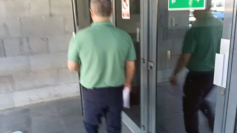 Imagen de la entrada de uno de los trabajadores implicados en la retirada de las multas al juzgado este martes por la ma&ntilde;ana