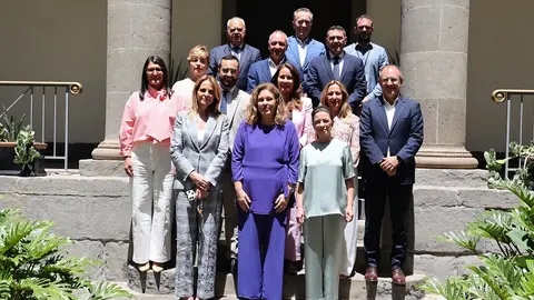 Foto de familia de los portavoces parlamentarios, la presidenta de la C&aacute;mara y los presidentes de los cabildos.