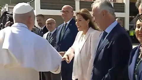 La presidenta del Parlamento, Astrid P&eacute;rez, con el Papa Le&oacute;n XIV.