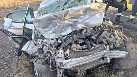 Imagen de c&oacute;mo qued&oacute; el coche totalmente destrozado tras el impacto