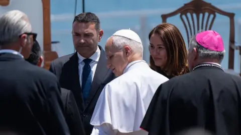 Oswaldo Betancort al lado de la presidenta del Cabildo de Fuerteventura, Lola Garcia, en el momento del saludo al Santo Padre.