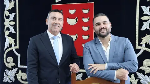 Oswaldo Betancort y Jes&uacute;s Mach&iacute;n en el Cabildo de Lanzarote.
