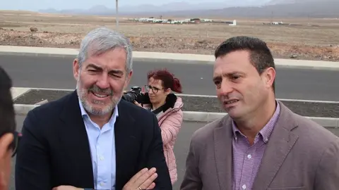 &Oacute;scar Noda con Fernando Clavijo durante su &uacute;ltima visita a Yaiza.
