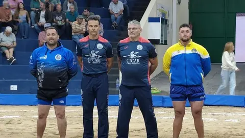 Los &aacute;rbitros y los capitanes del Tinajo y el Yaiza antes del inicio de la contienda.