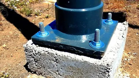 Imagen de los anclajes de una de las pol&eacute;micas farolas instaladas en Masdache