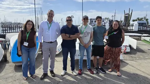 Yon&eacute; Caraballo con el equipo del Comit&eacute; Local de Yaiza de Nueva Canarias en el puerto Marina Rubic&oacute;n.