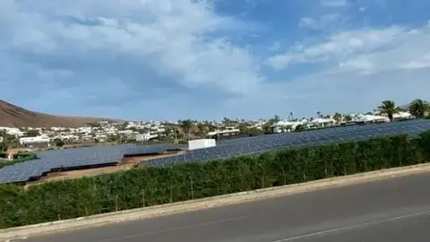 Imagen de una zona de placas solares en Playa Blanca. 