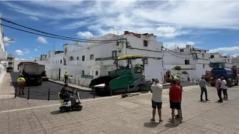 Imagen de las viviendas de Valterra en una fase de obras de asfaltado.
