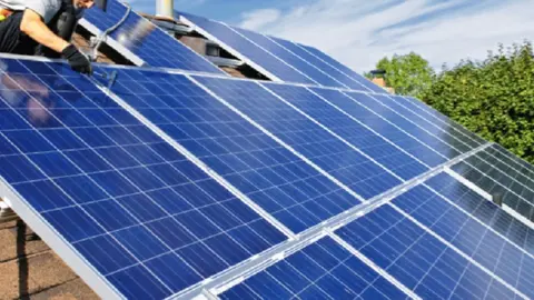 Imagen de la instalaci&oacute;n de placas fotovoltaicas en el tejado de una casa promovida por el Ministerio de Transici&oacute;n Ecol&oacute;gica. 